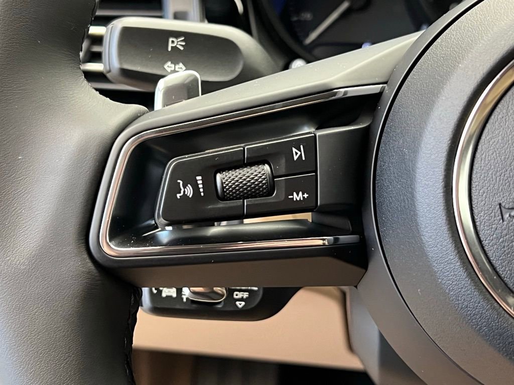Used 2026 Porsche Macan AWD/4WD image 8