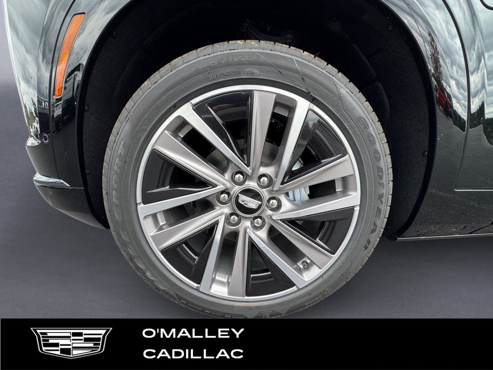 New 2026 Cadillac Vistiq Sport w/ LPO, Floor Liner Package AWD/4WD image 9