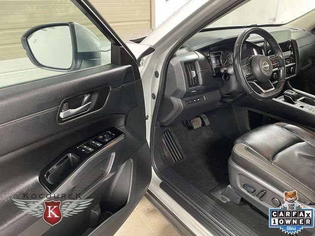 Used 2024 Nissan Pathfinder SL w/ Black Appearance Package AWD/4WD image 11