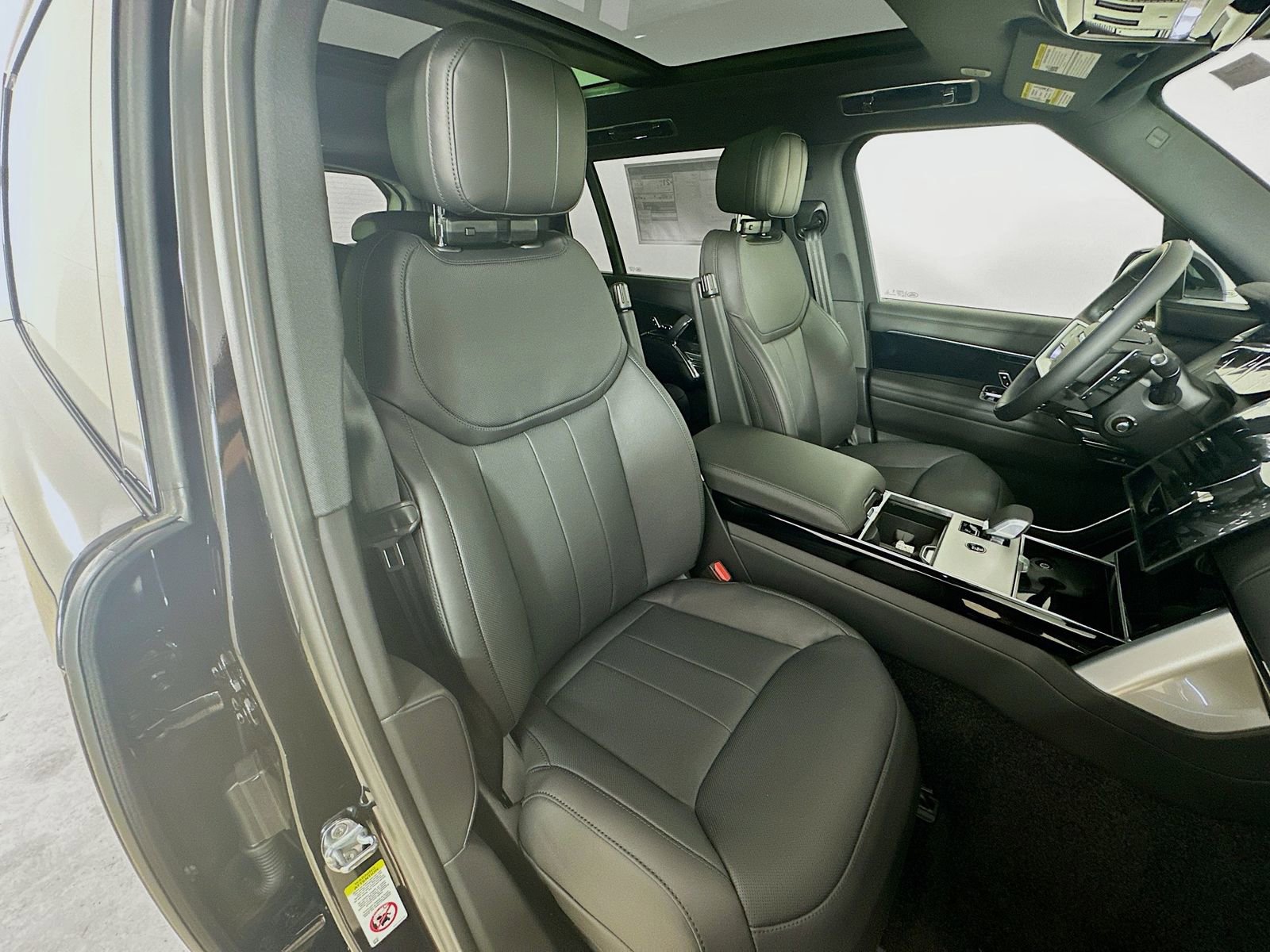 New 2026 Land Rover Range Rover Long Wheelbase SE AWD/4WD image 45