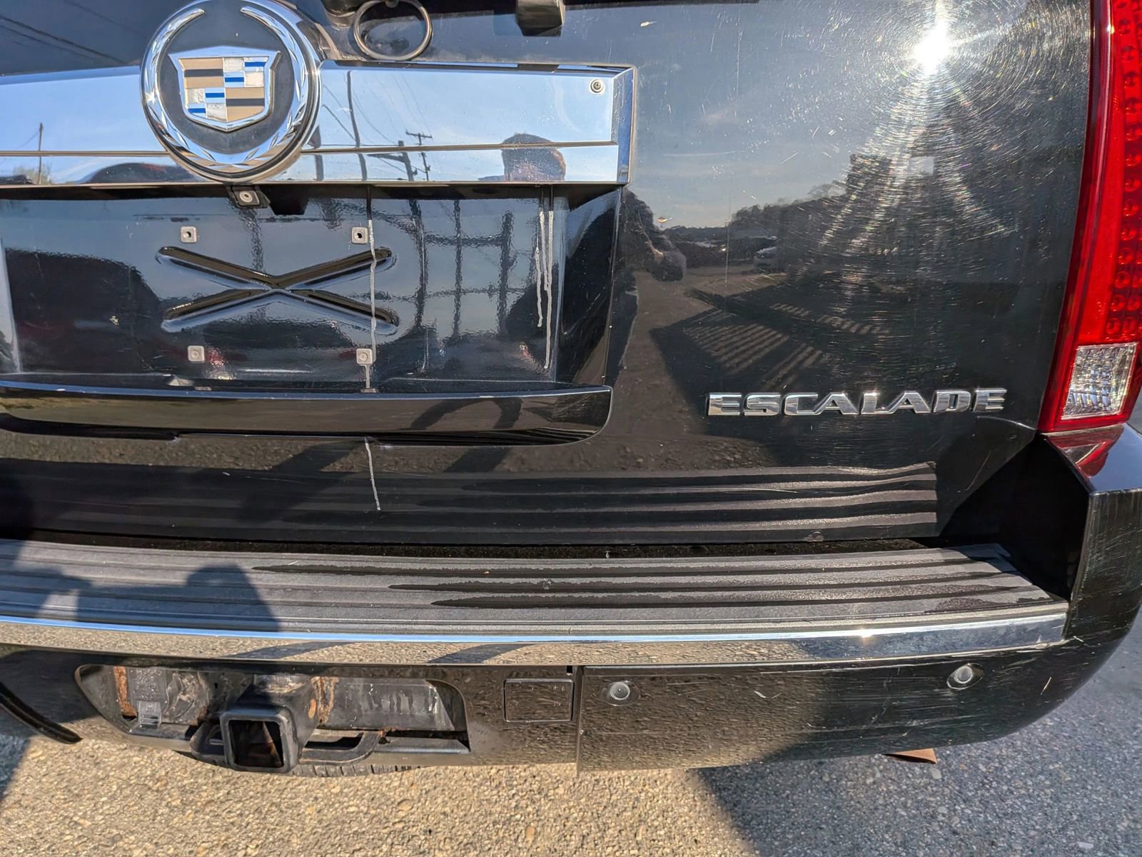 Used 2011 Cadillac Escalade Premium image 14