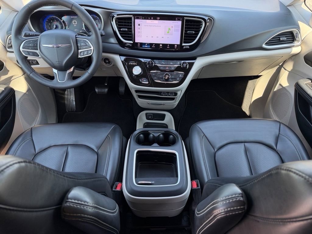 Used 2023 Chrysler Pacifica Touring-L image 17