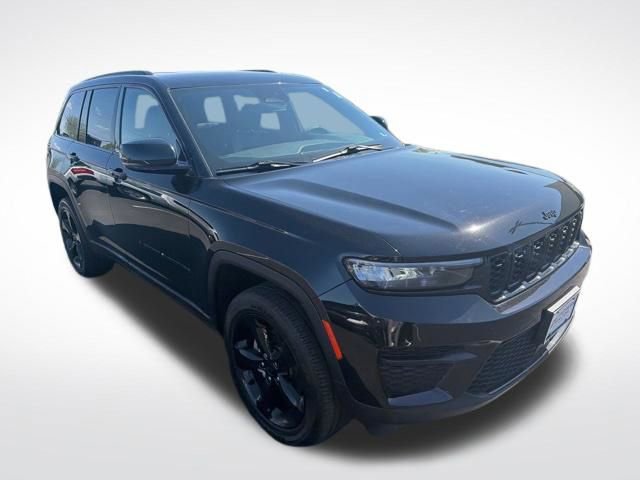 Used 2023 Jeep Grand Cherokee Altitude AWD/4WD image 9