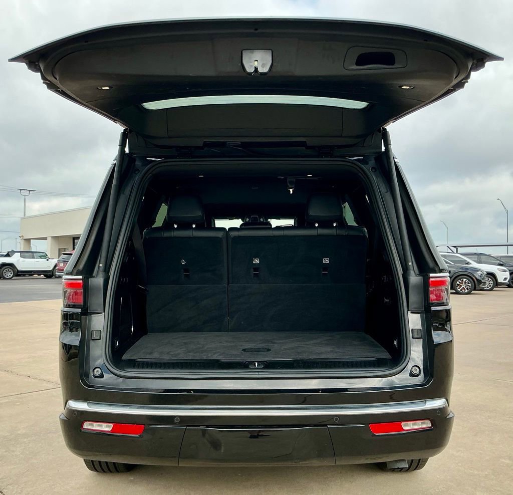 Used 2024 Jeep Wagoneer Series III AWD/4WD image 17