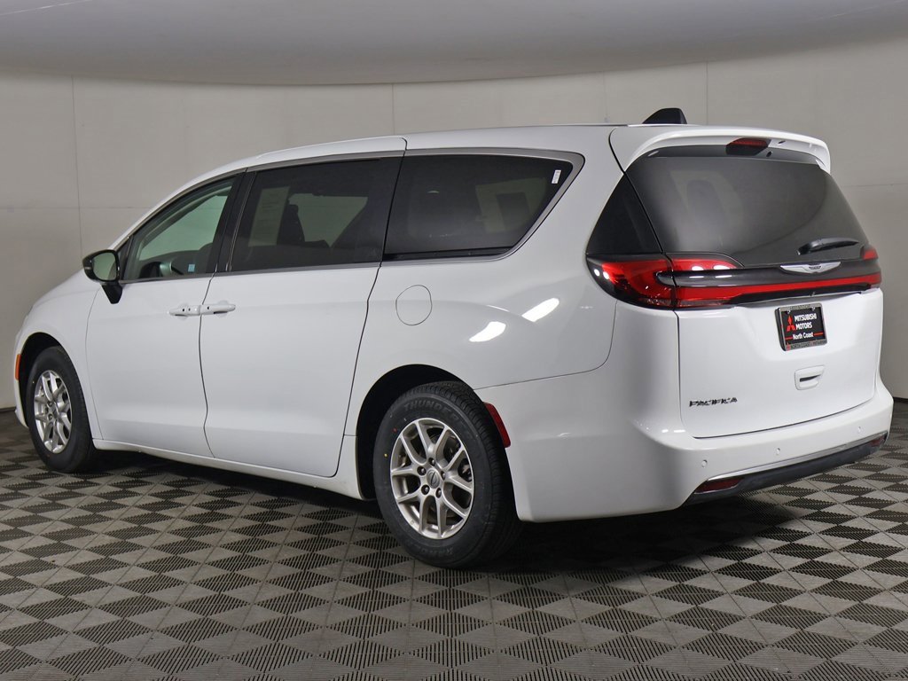 Used 2024 Chrysler Pacifica Touring-L image 9