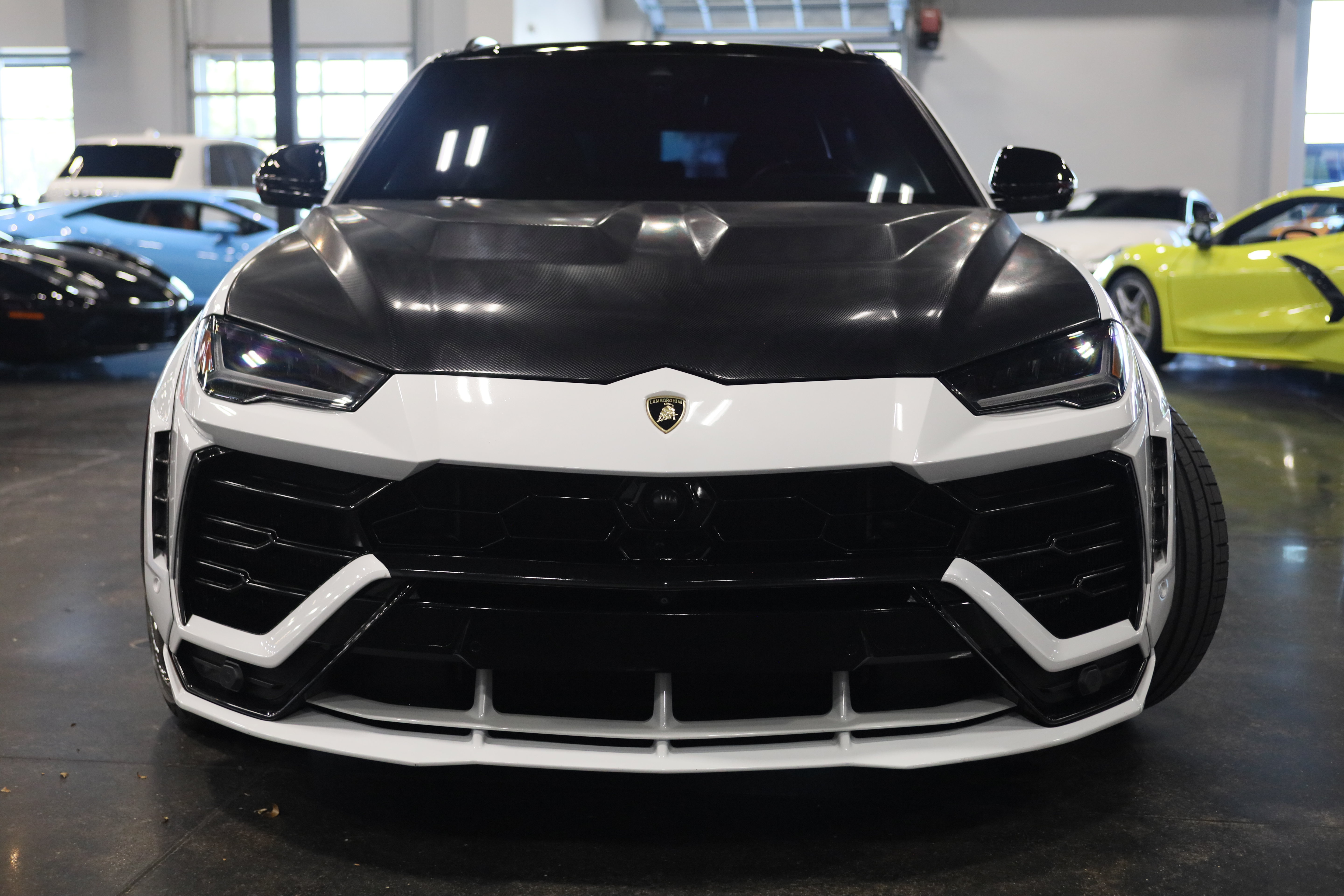 Used 2019 Lamborghini Urus AWD/4WD image 2