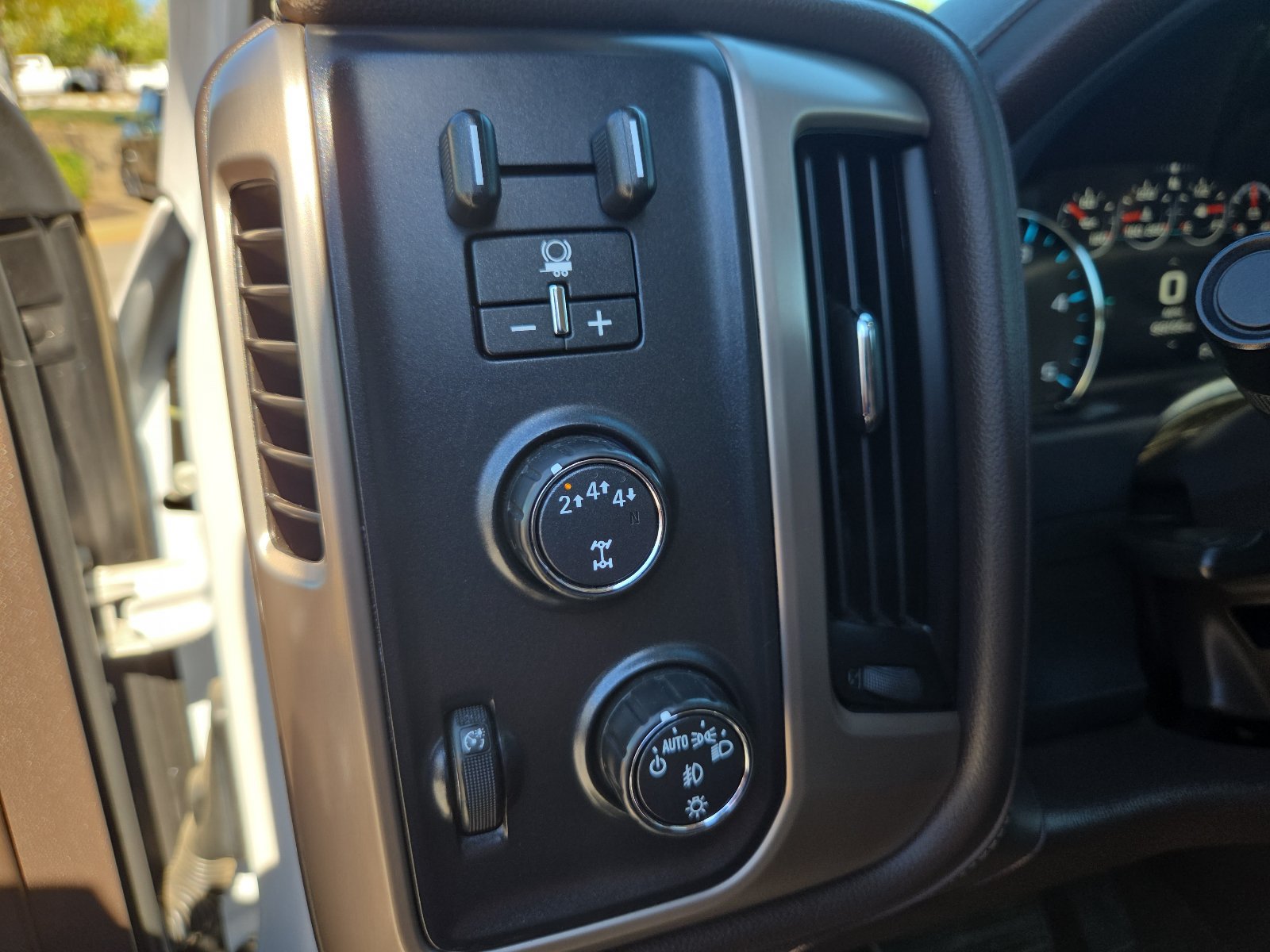 Used 2018 GMC Sierra 2500 Denali w/ Duramax Plus Package AWD/4WD image 11