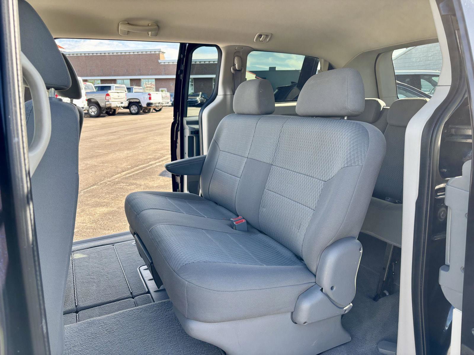 Used 2010 Dodge Grand Caravan SE image 9