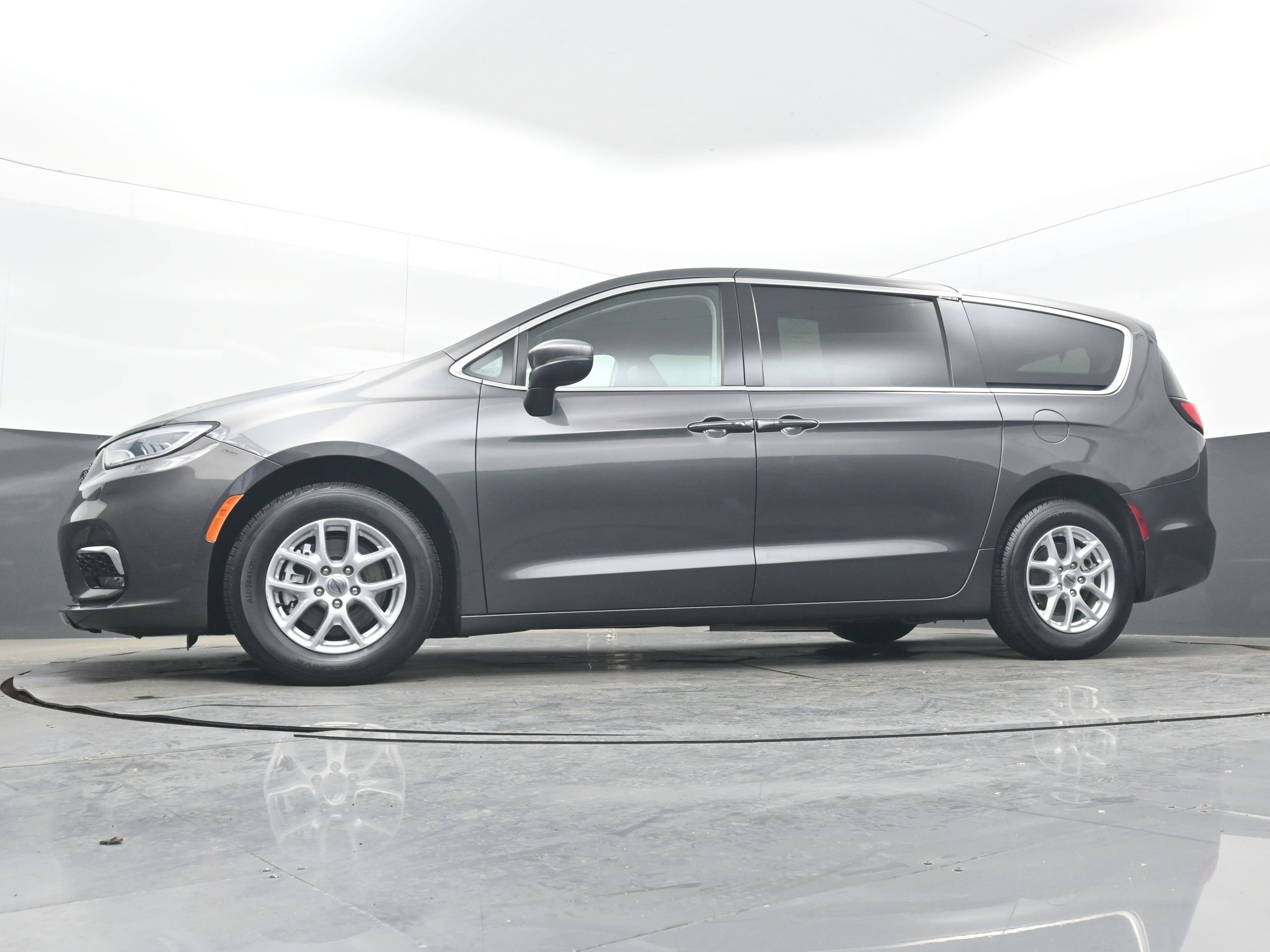 Used 2023 Chrysler Pacifica Touring-L image 27