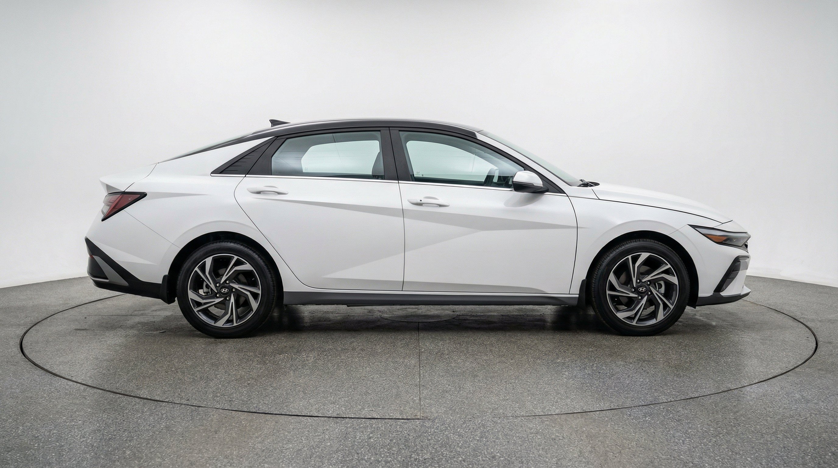 Used 2025 Hyundai Elantra SEL FWD image 11