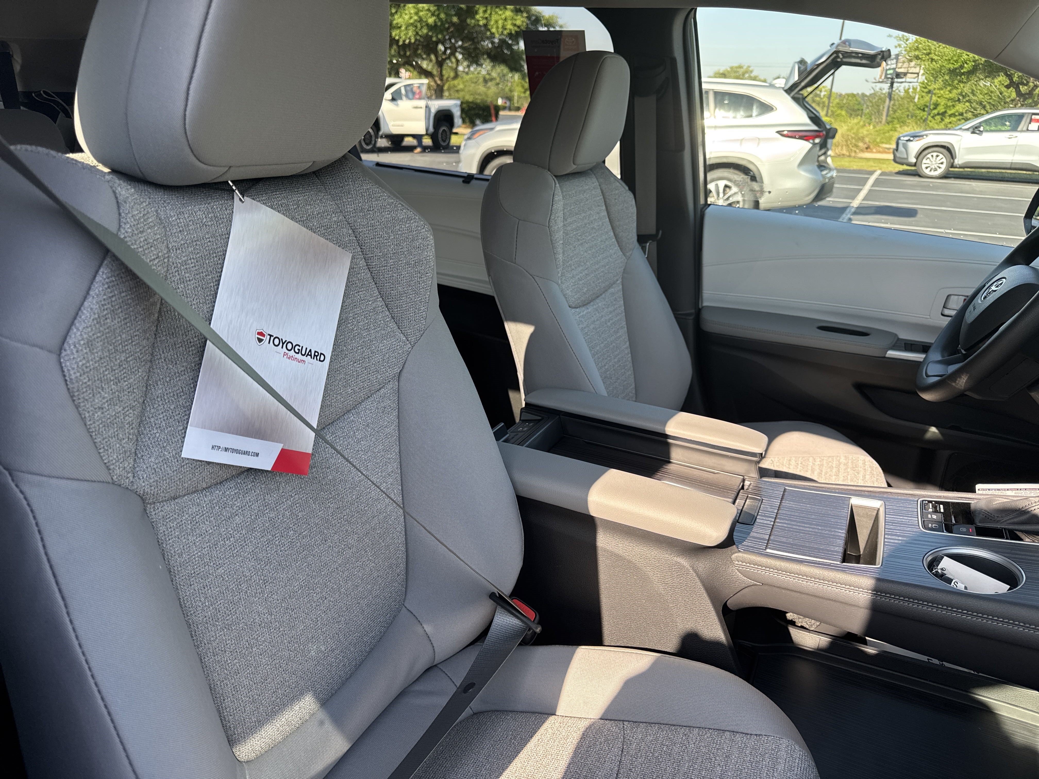 New 2025 Toyota Sienna LE FWD image 32