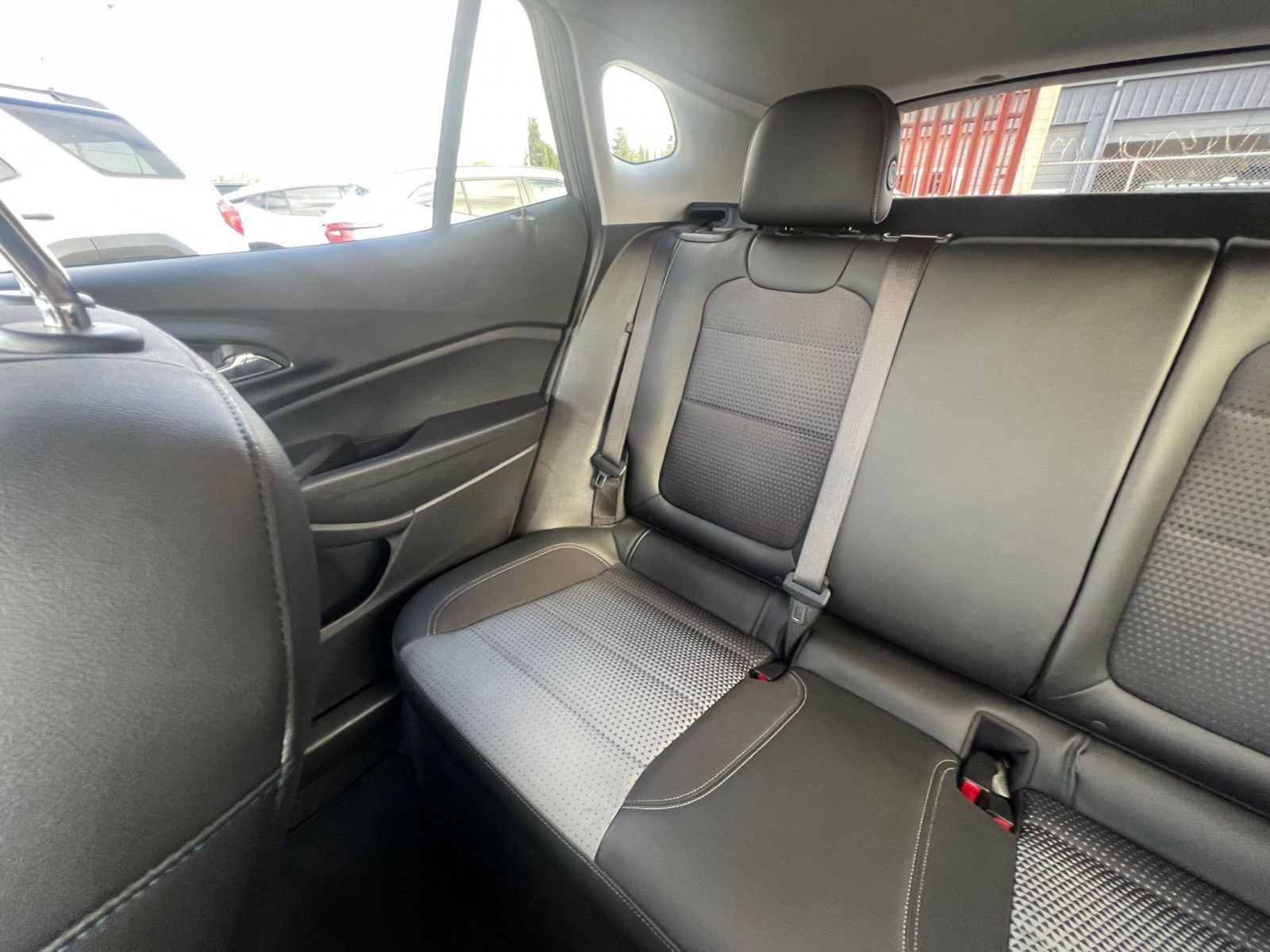 Used 2025 Chevrolet Trax LT w/ LT Convenience Package image 39