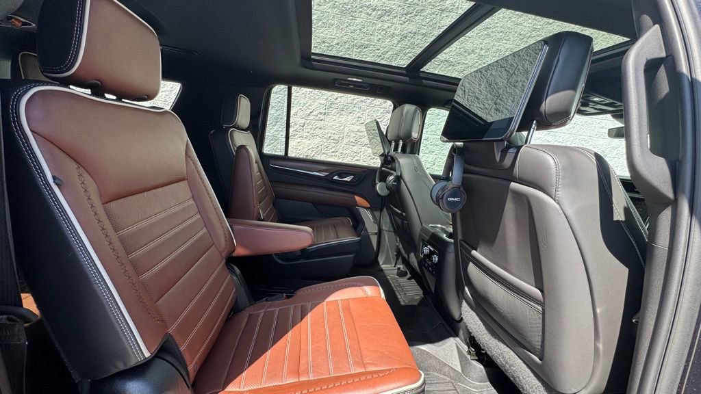 Used 2023 GMC Yukon XL Denali Ultimate image 9