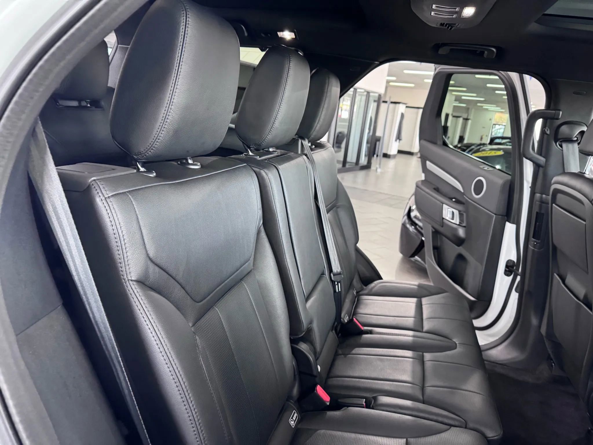 Used 2020 Land Rover Discovery Landmark AWD/4WD image 16