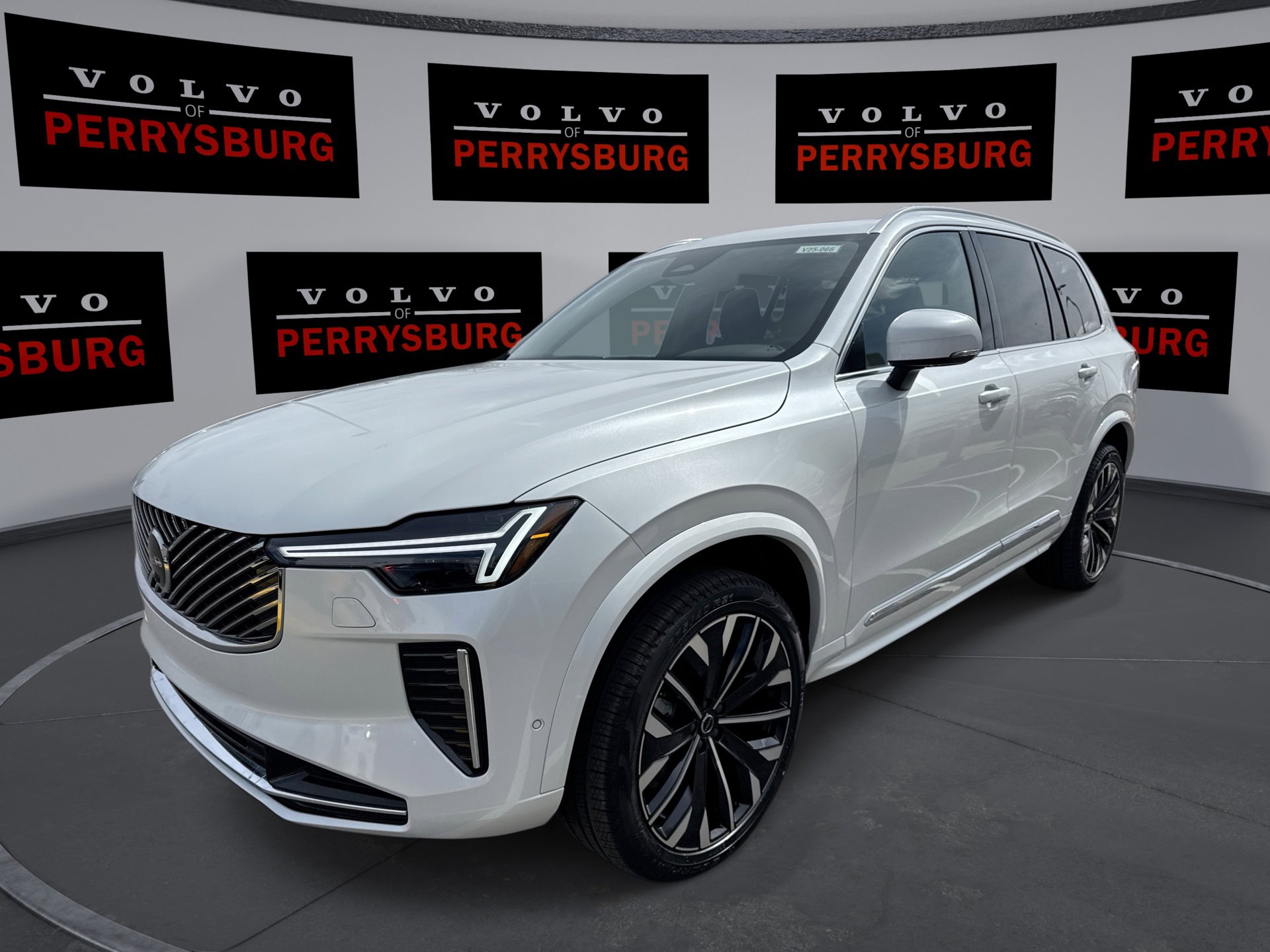 New 2025 Volvo XC90 B5 Plus w/ Protection Package Premier