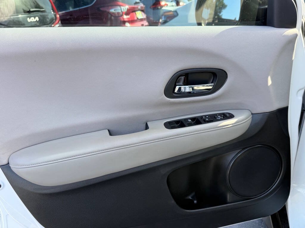 Used 2016 Honda HR-V LX image 9