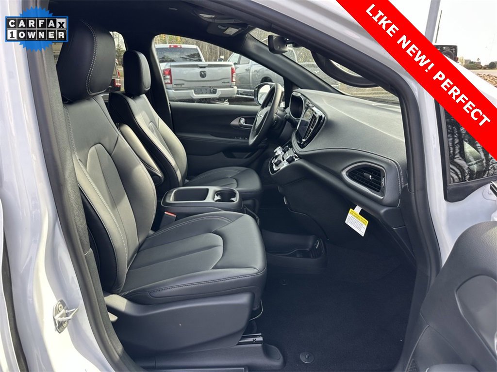 Used 2025 Chrysler Pacifica Select image 13