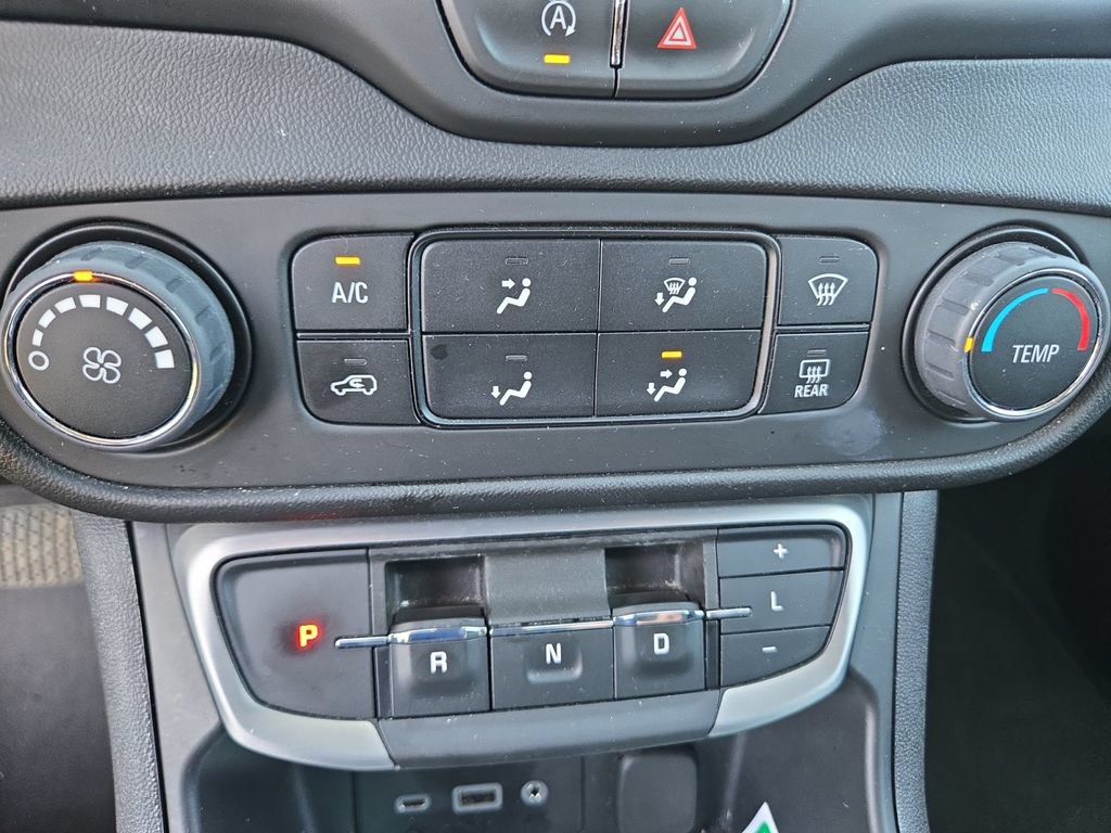 Used 2024 GMC Terrain SLE FWD image 25