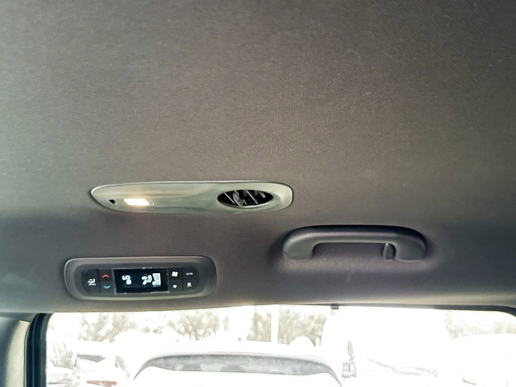 Used 2026 Chrysler Pacifica Select image 28
