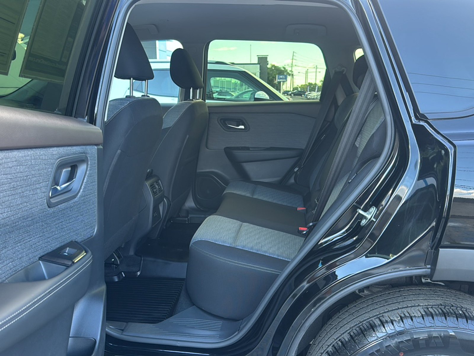 Used 2023 Nissan Rogue SV AWD/4WD image 18