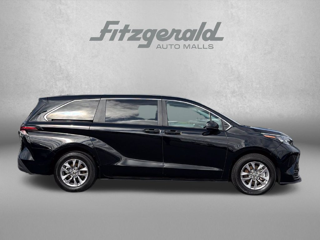 Used 2025 Toyota Sienna LE FWD image 9