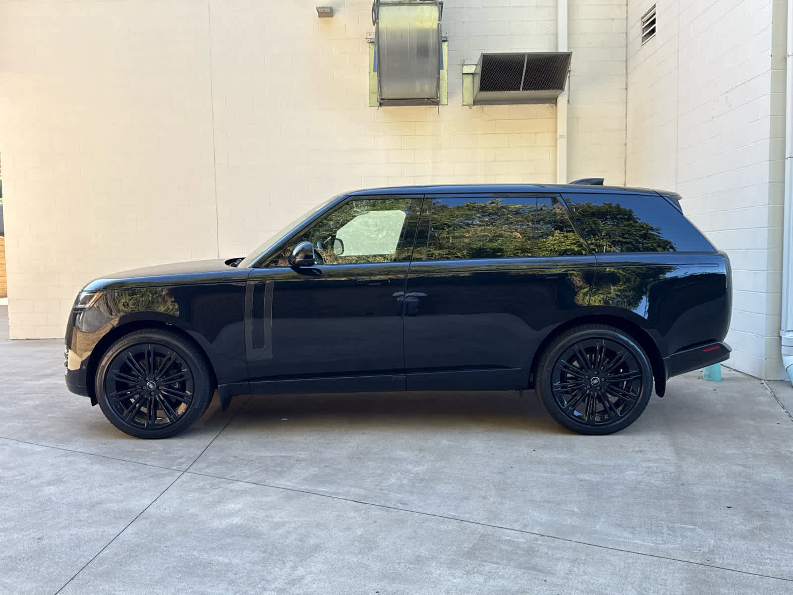 New 2025 Land Rover Range Rover Long Wheelbase SE image 5