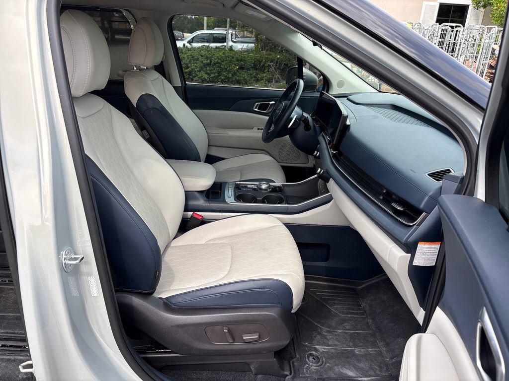 Used 2025 Kia Carnival EX FWD image 6