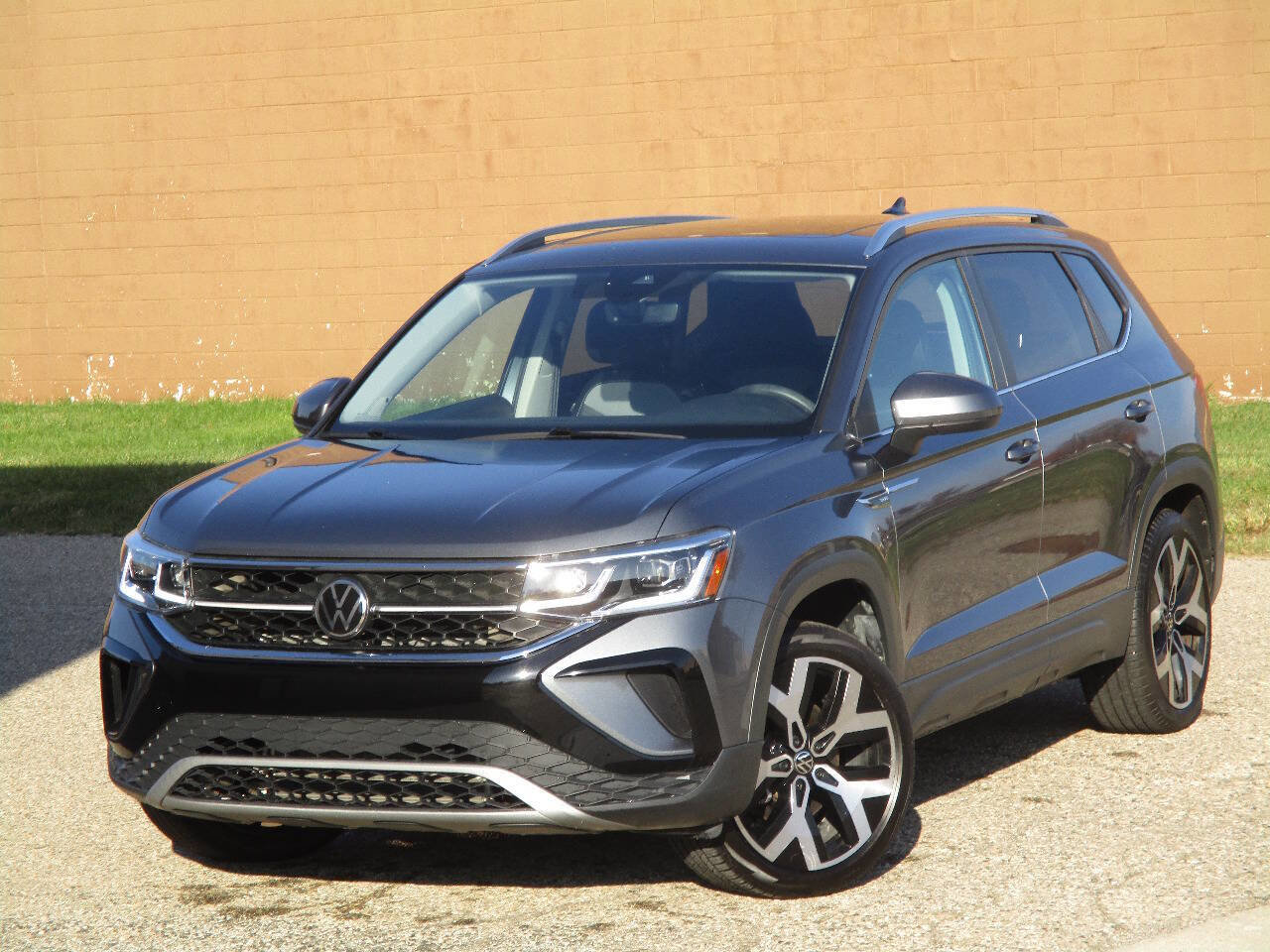 Used 2022 Volkswagen Taos SEL image 3