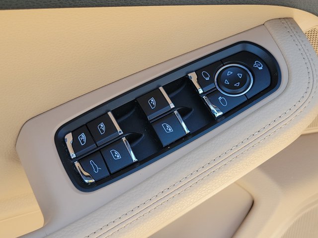 Certified 2023 Porsche Macan AWD/4WD image 27