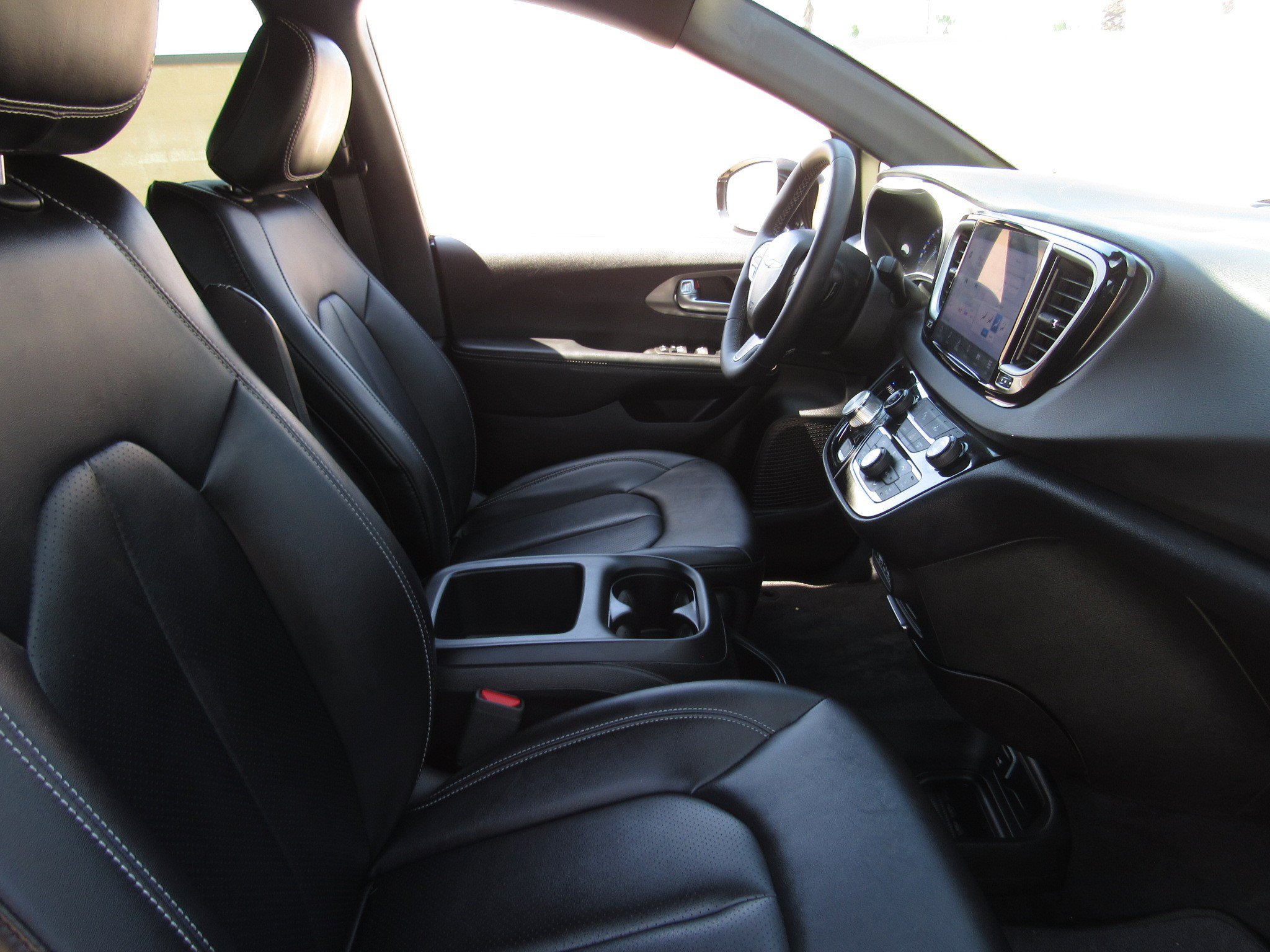 Used 2025 Chrysler Pacifica Select FWD image 8
