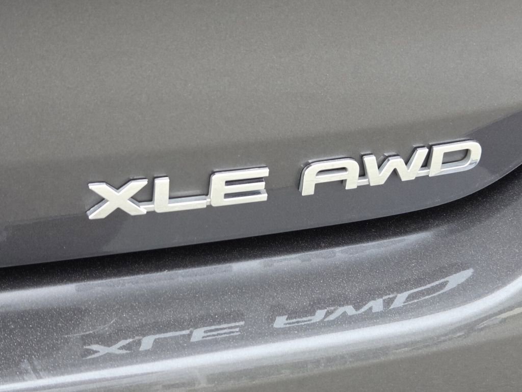 Used 2025 Toyota Highlander XLE image 11