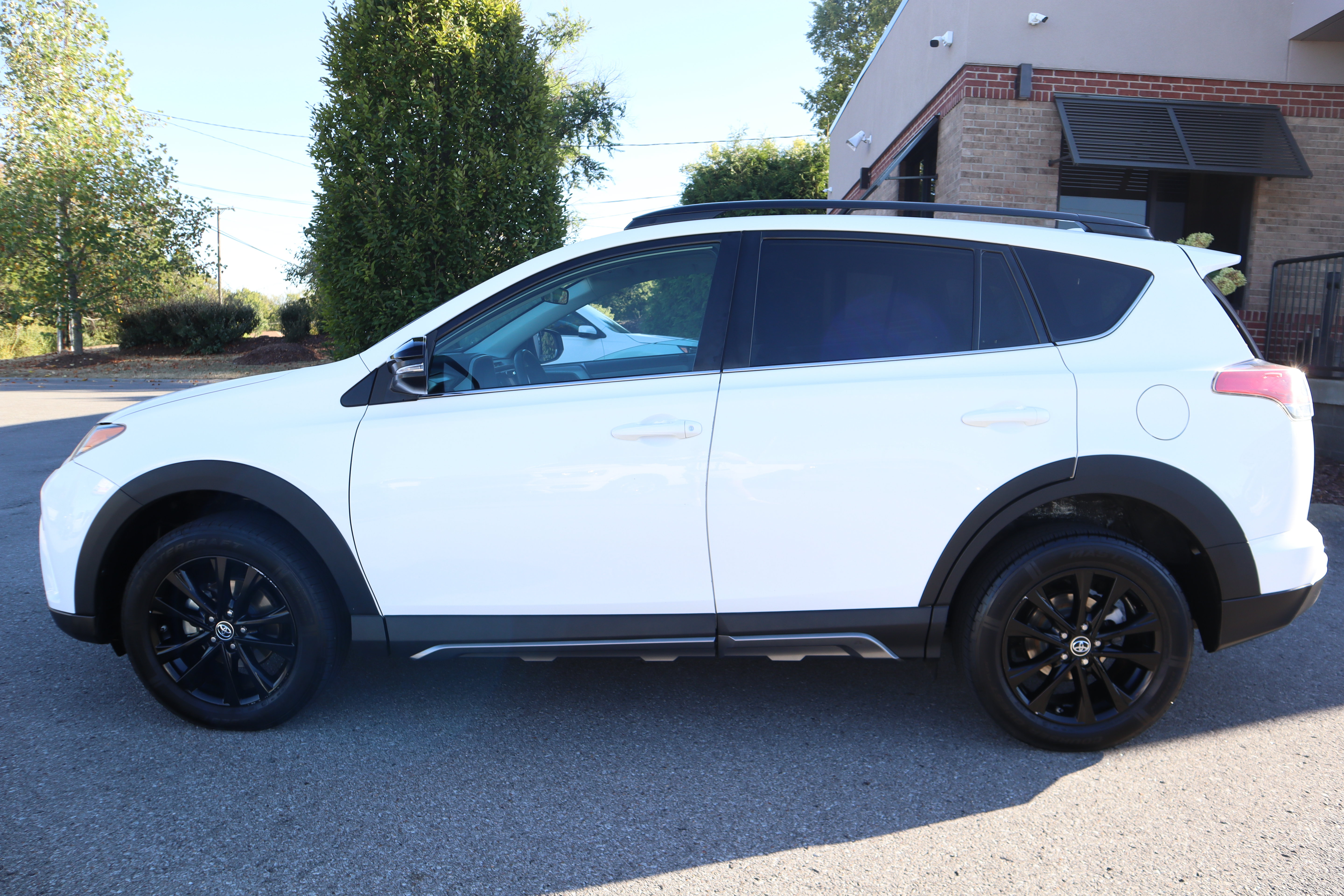 Used 2018 Toyota RAV4 XLE AWD/4WD image 10