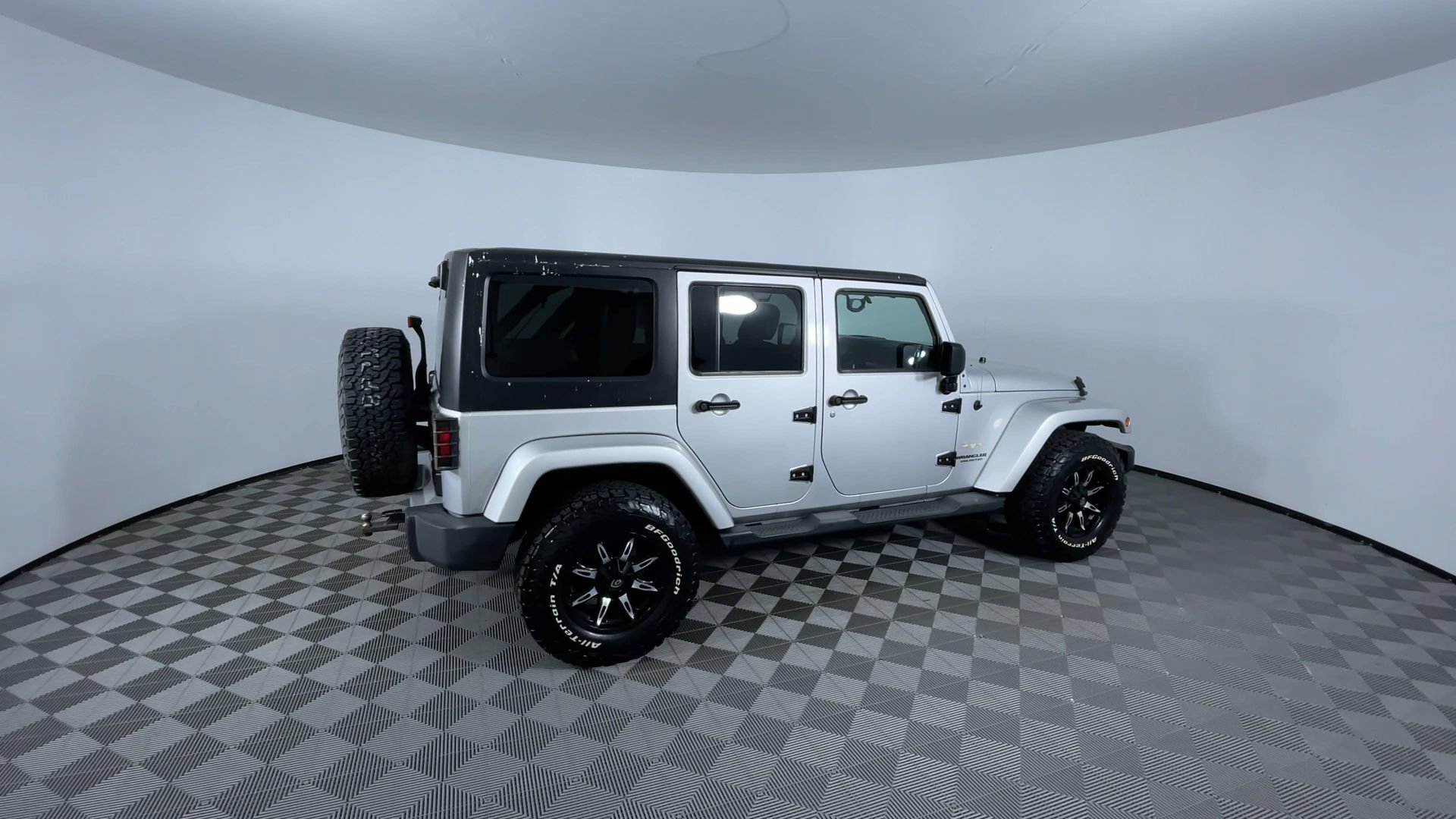 Used 2012 Jeep Wrangler Unlimited Sahara w/ Connectivity Group AWD/4WD image 9
