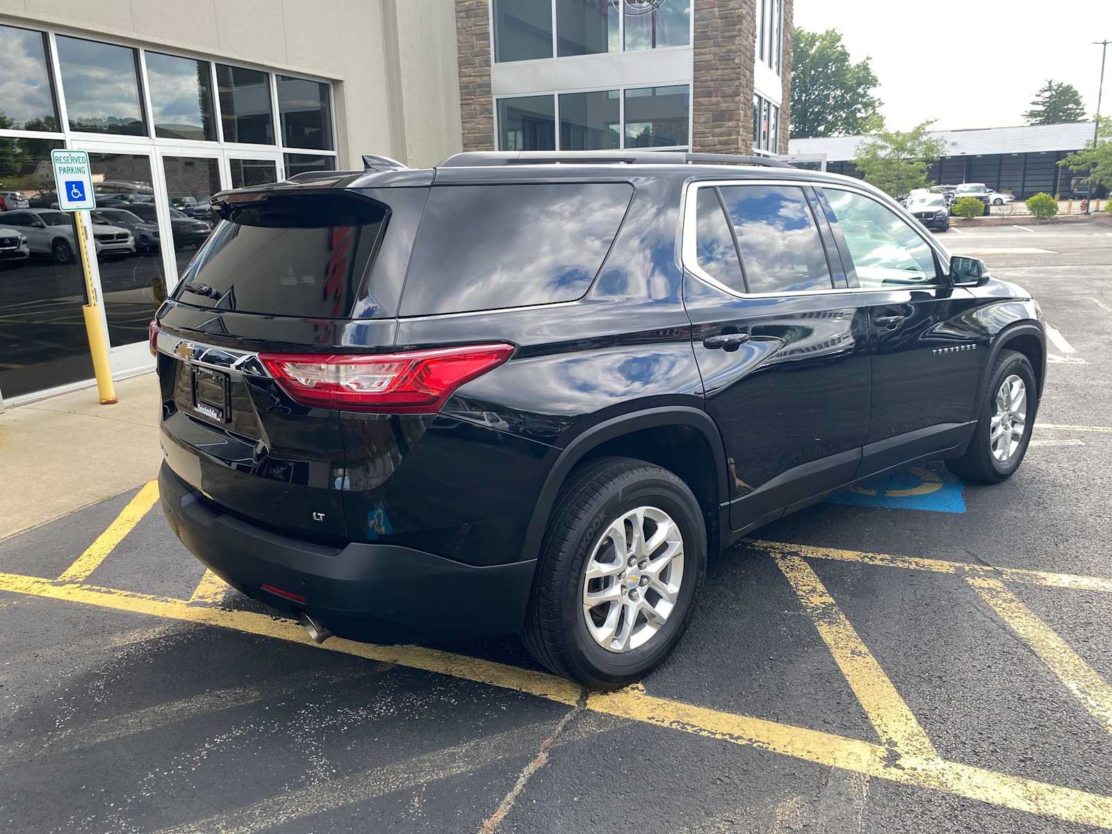 Used 2021 Chevrolet Traverse LT AWD/4WD image 3