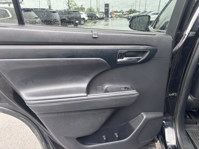 Used 2021 Toyota Highlander XLE AWD/4WD image 36