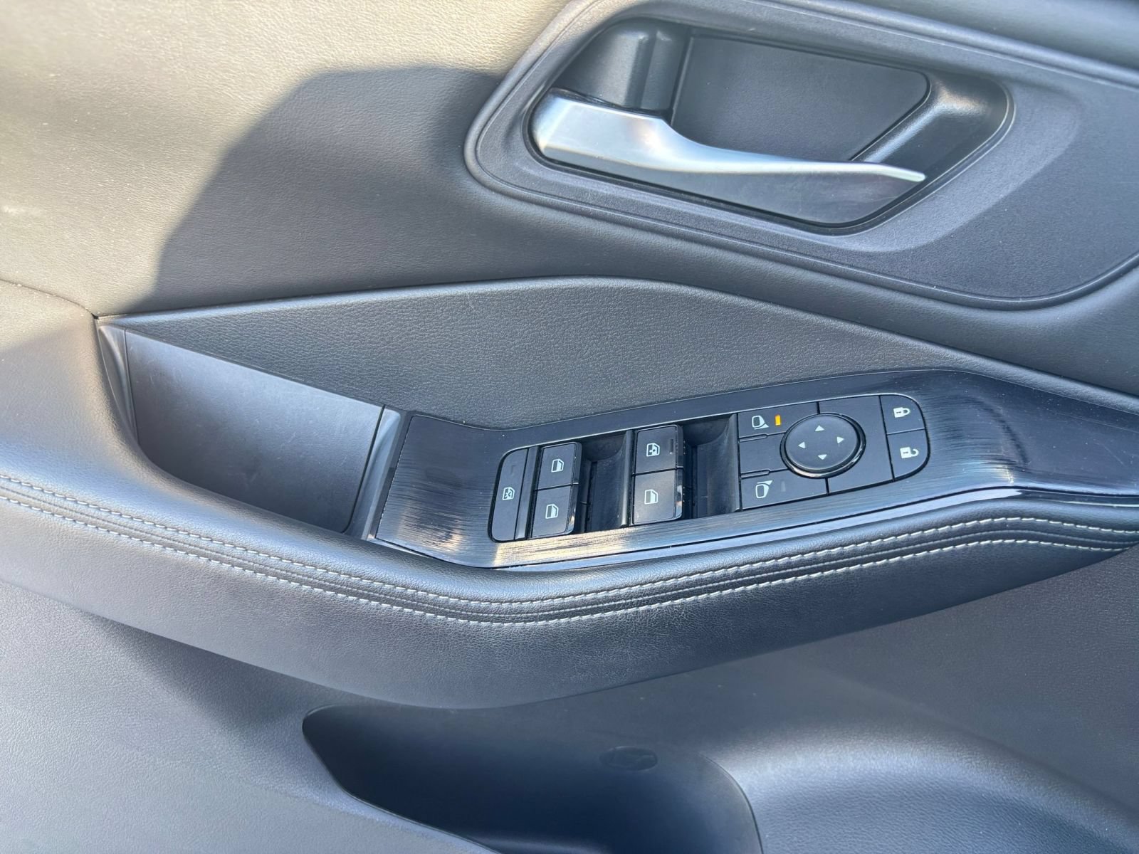 Used 2025 Nissan Rogue SV FWD image 18