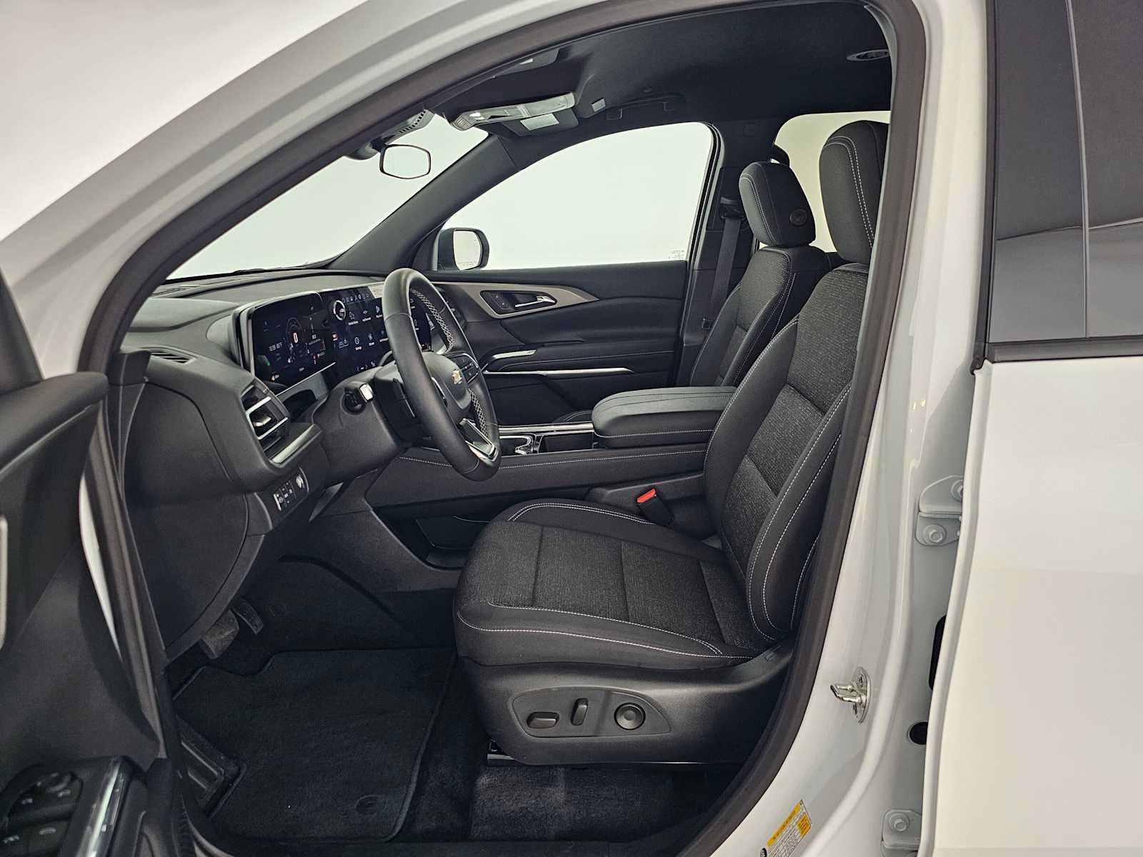 Used 2025 Chevrolet Traverse LT FWD image 22
