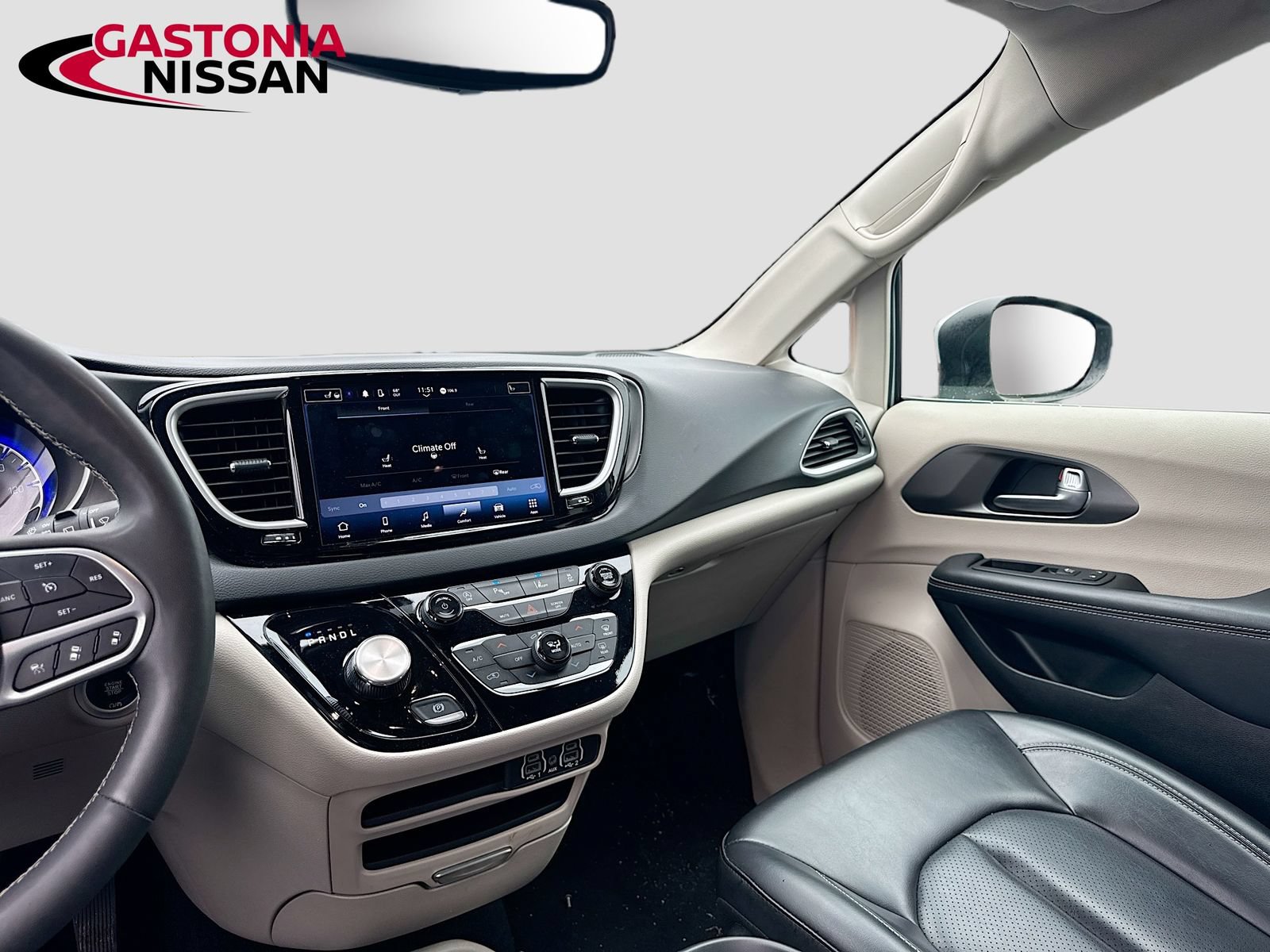 Used 2023 Chrysler Pacifica Touring-L FWD image 31