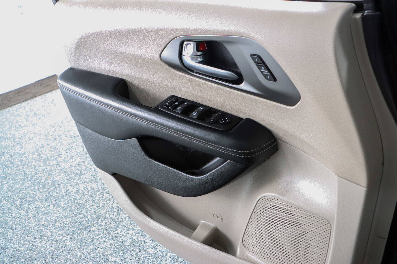 Used 2023 Chrysler Pacifica Touring-L FWD image 21