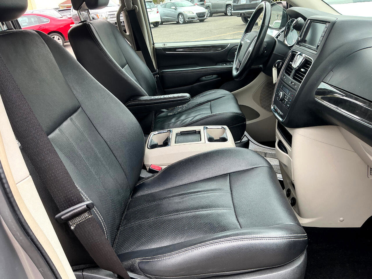 Used 2013 Chrysler Town & Country Touring-L w/ Driver Convenience Group image 10