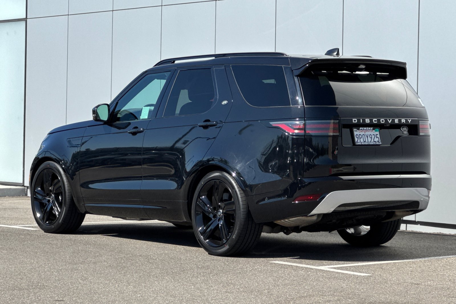 Used 2023 Land Rover Discovery Metropolitan Edition AWD/4WD image 3