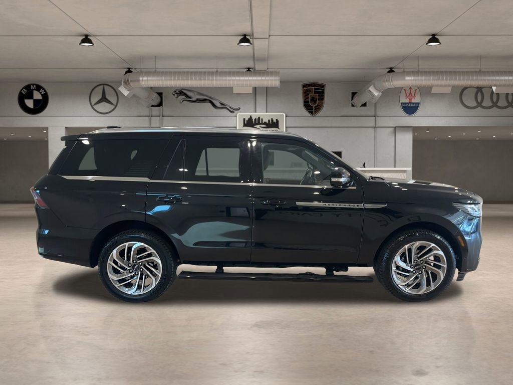 Used 2025 Lincoln Navigator Reserve image 8