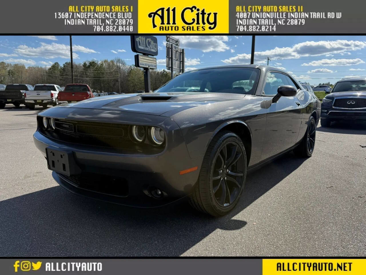 Used 2016 Dodge Challenger SXT w/ Blacktop Package RWD image 3