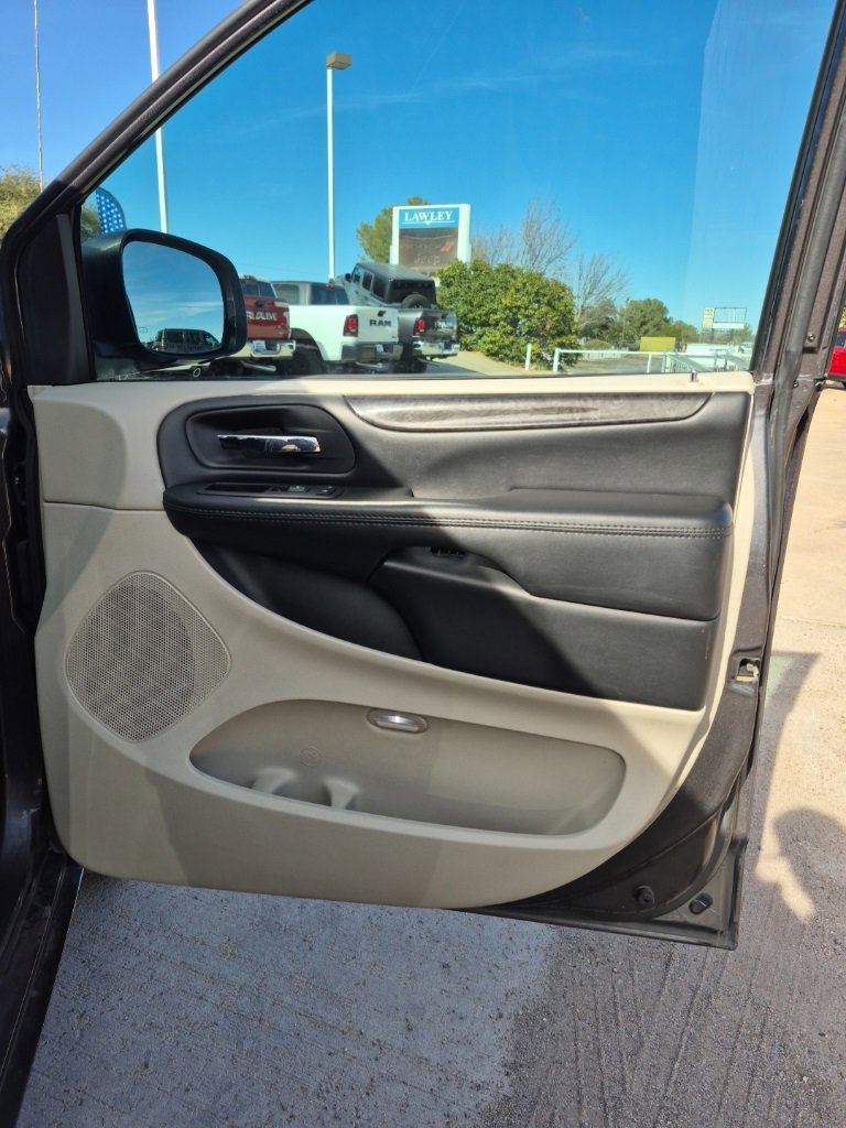 Used 2020 Dodge Grand Caravan SE w/ UConnect Hands-Free Group image 17