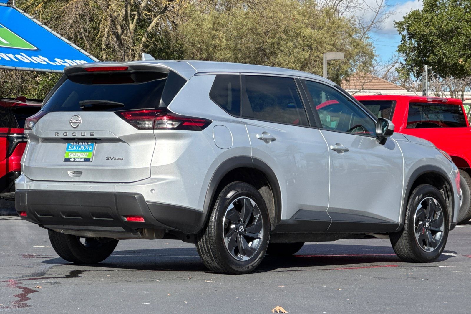 Used 2024 Nissan Rogue SV image 3