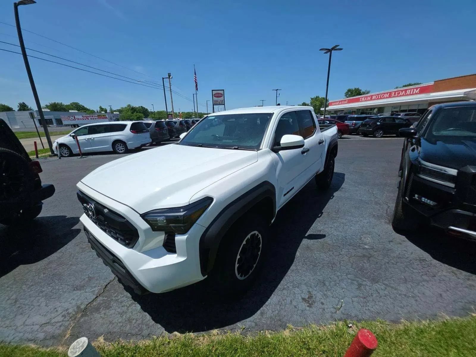 Used 2024 Toyota Tacoma TRD Off-Road AWD/4WD image 1
