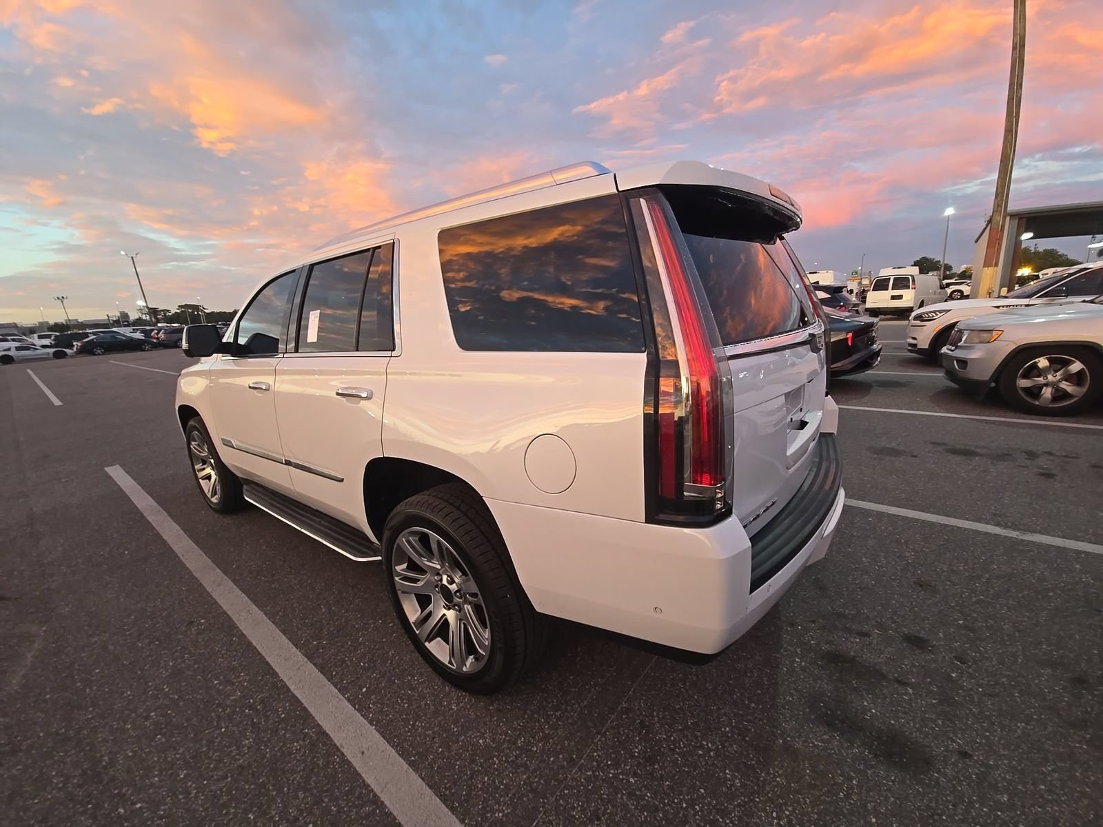 Used 2019 Cadillac Escalade Luxury RWD image 2