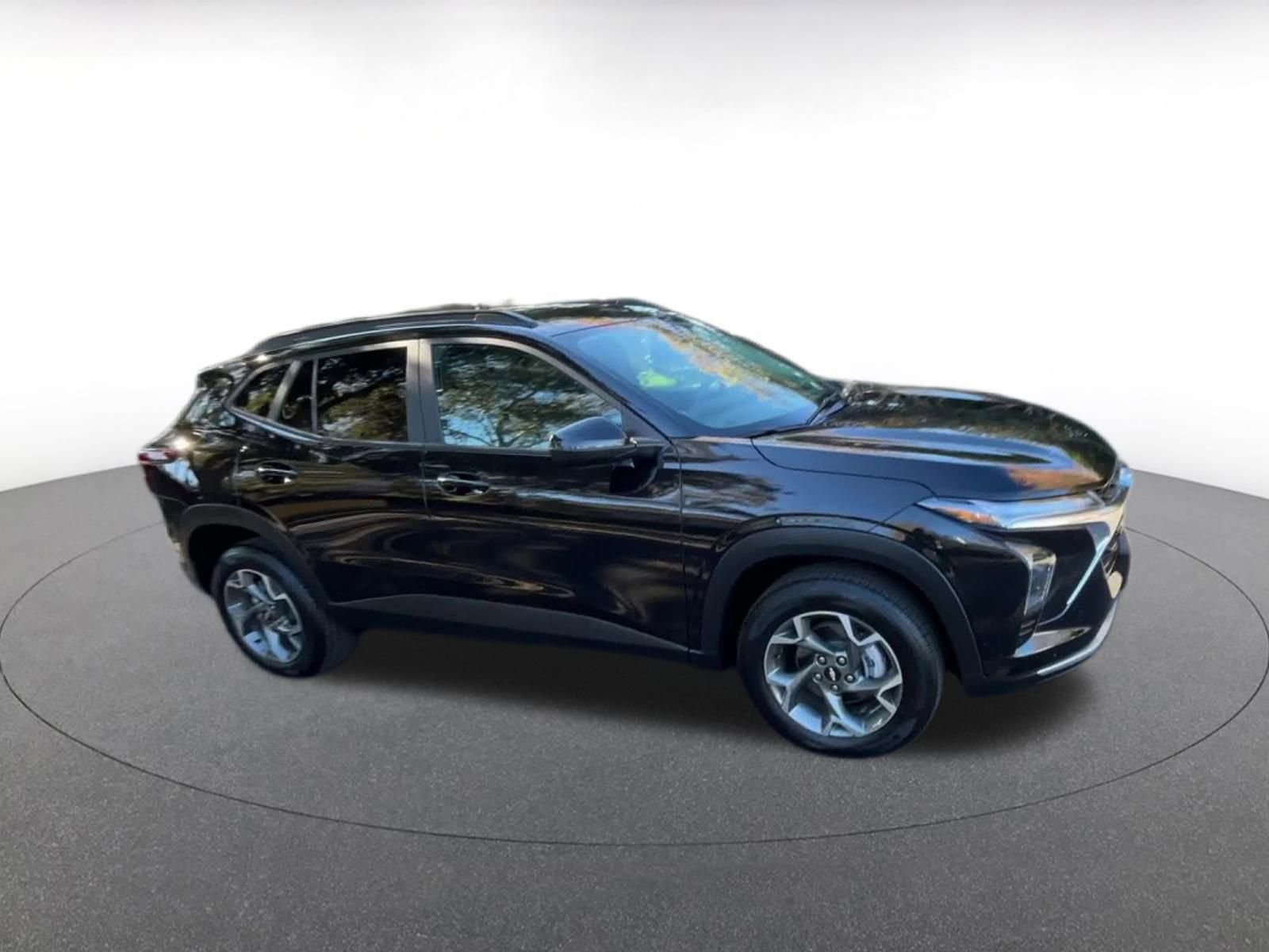 Used 2025 Chevrolet Trax LT image 2