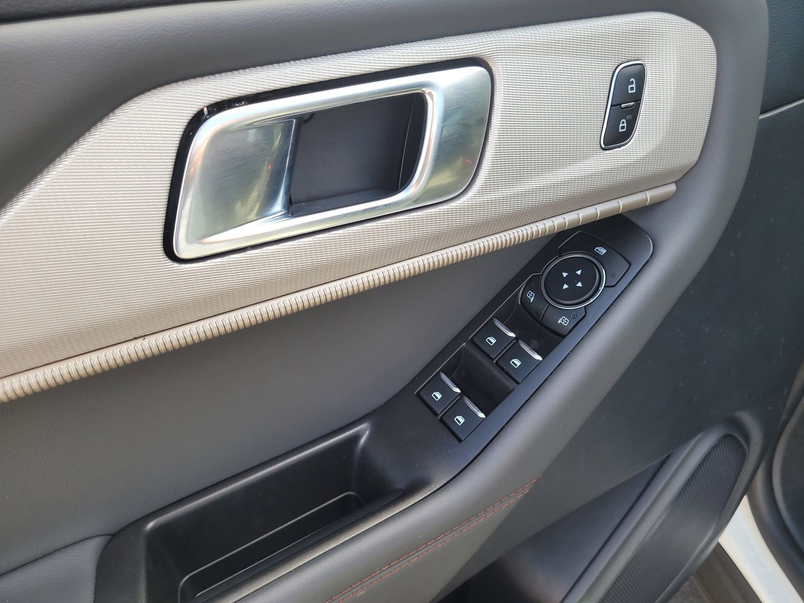 Certified 2025 Ford Explorer Active RWD image 16