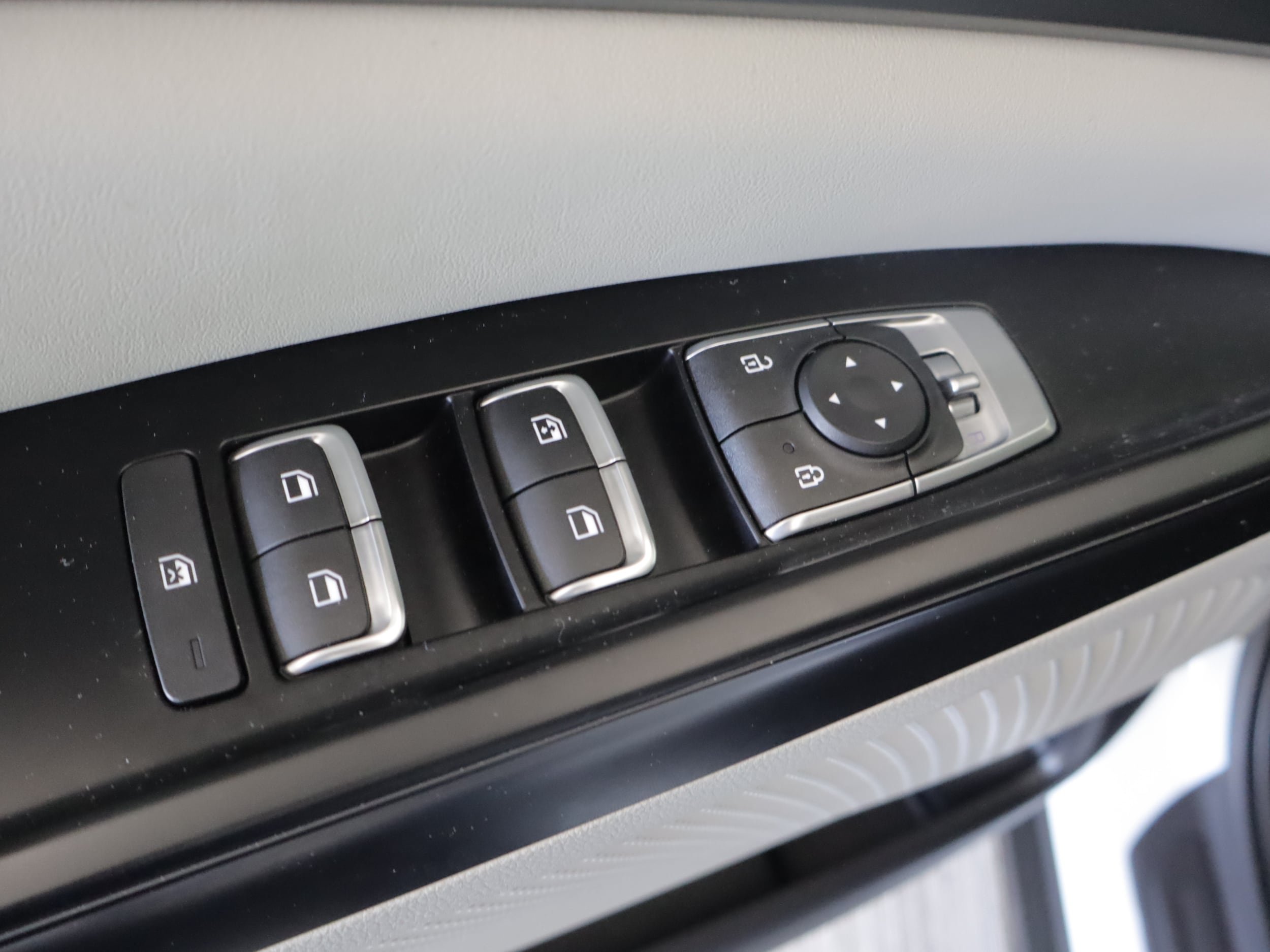 Used 2024 Kia Carnival LX FWD image 9